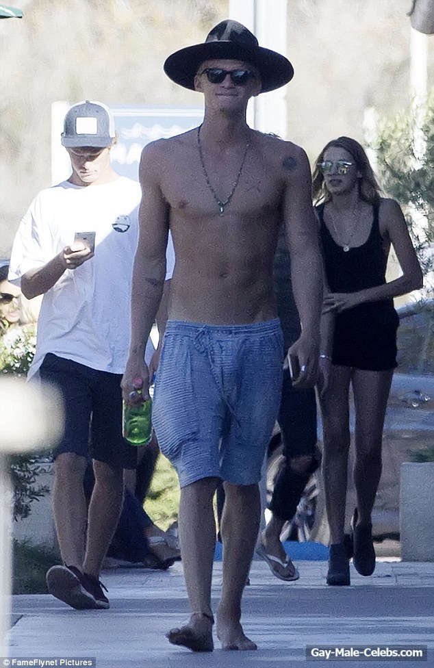 Cody Simpson Caught Showing His Bare Ass