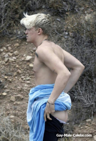 Cody Simpson Caught Showing His Bare Ass