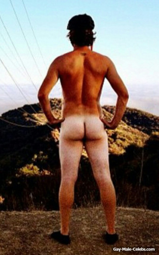 American actor Oliver Hudson Shows His Nude Butt