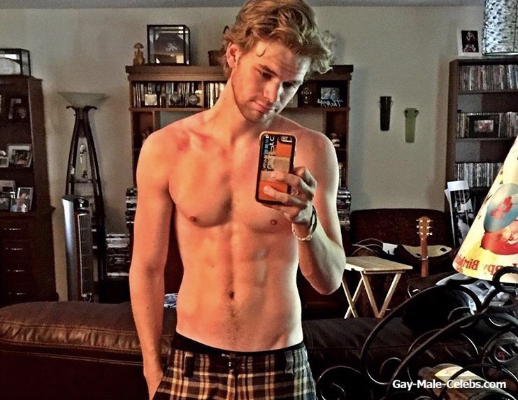 Kenton Duty Shirtless Sexy Selfie