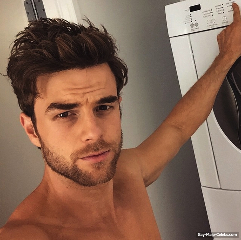 Nathaniel Buzolic Leaked Full Frontal and Erection Selfie