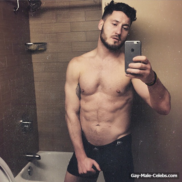 Val Chmerkovskiy Nude and Showing His Great ABS During Selfie