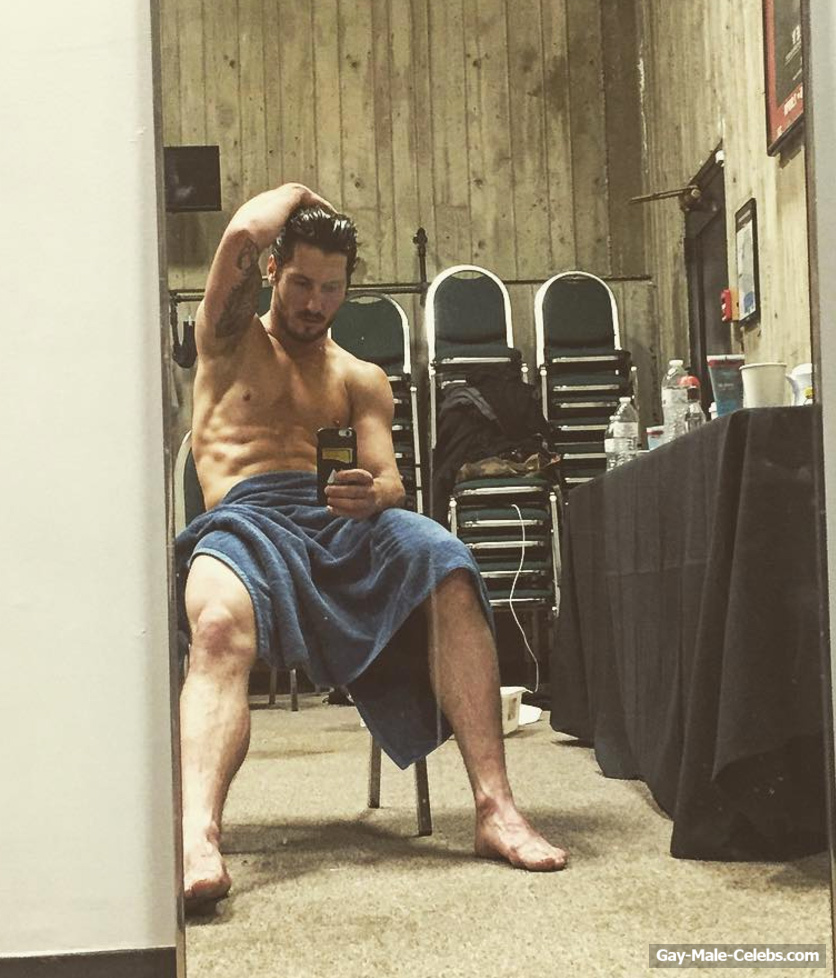 Val Chmerkovskiy Nude and Showing His Great ABS During Selfie