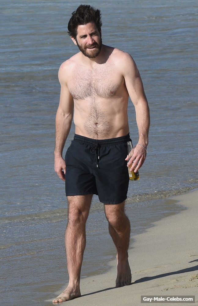 Jake Gyllenhaal Paparazzi Shirtless Beach Photos