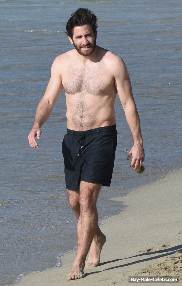 Jake Gyllenhaal Paparazzi Shirtless Beach Photos