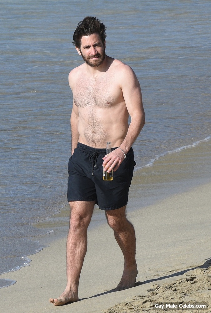 Jake Gyllenhaal Paparazzi Shirtless Beach Photos