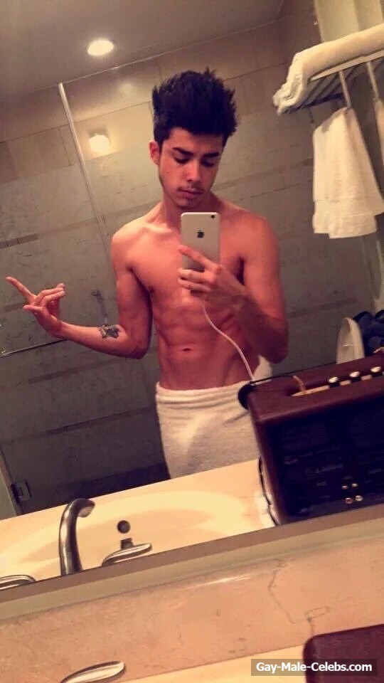 Mario Bautista Showing Monster Cock On The Leaked Selfie