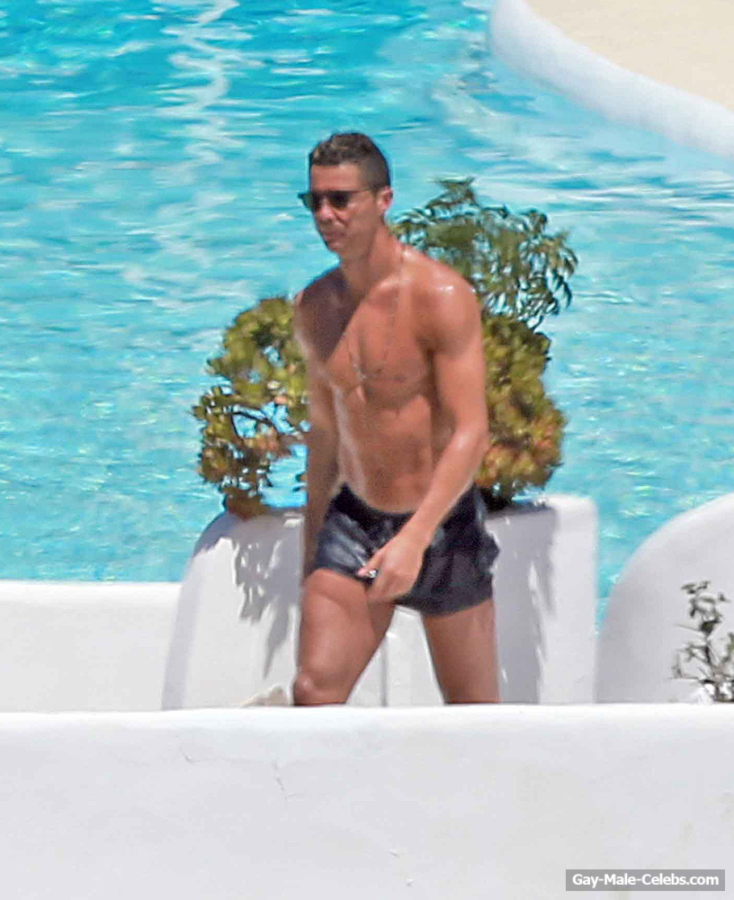 Cristiano Ronaldo Caught Sunbatning With Girlfriend On The Ibiza