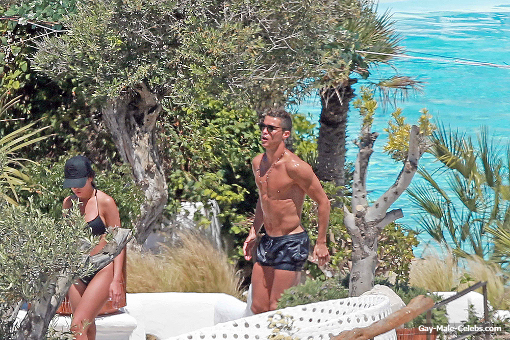 Cristiano Ronaldo Caught Sunbatning With Girlfriend On The Ibiza
