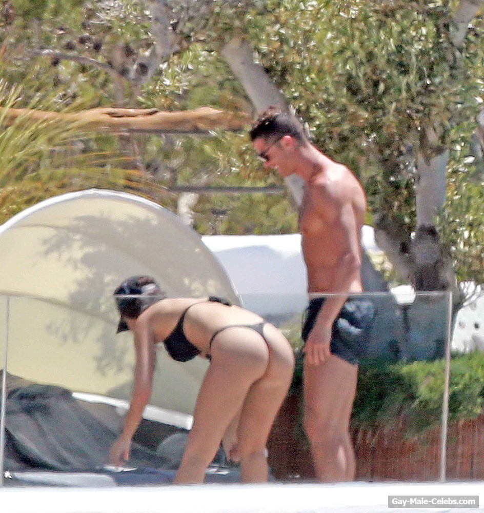 Cristiano Ronaldo Caught Sunbatning With Girlfriend On The Ibiza