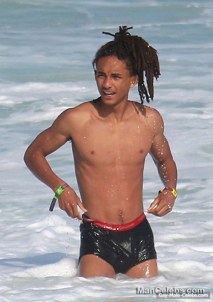 Jaden Smith Shirtless And Showing His Great ABS