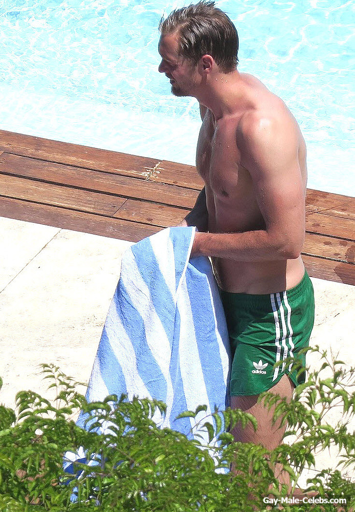 Alexander Skarsgard Caught By Paparazzi Sunbathing And Showing His Bulge