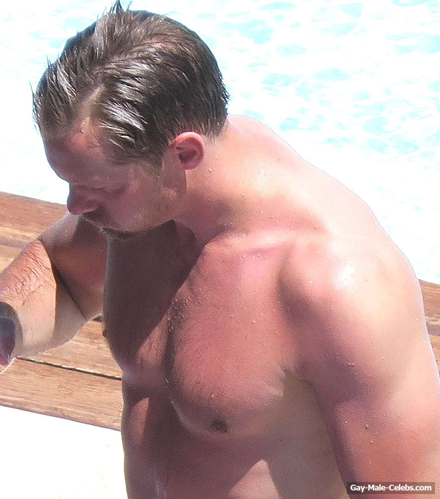 Alexander Skarsgard Caught By Paparazzi Sunbathing And Showing His Bulge