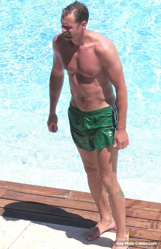Alexander Skarsgard Caught By Paparazzi Sunbathing And Showing His Bulge
