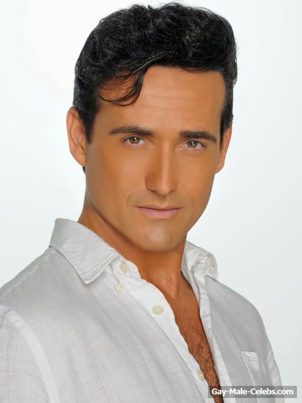 Spanish Baritone Carlos Marin Leaked Frontal Nude Selfie (Fake?)