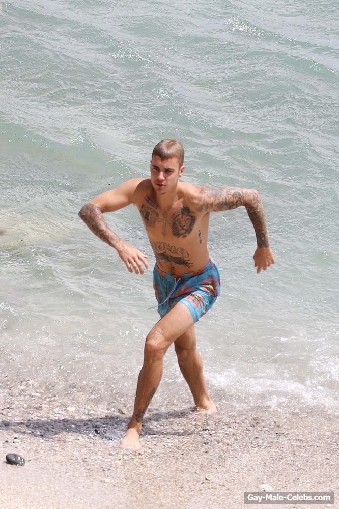 Justin Beiber Caught By Paparazzi Shirtless On A Beach