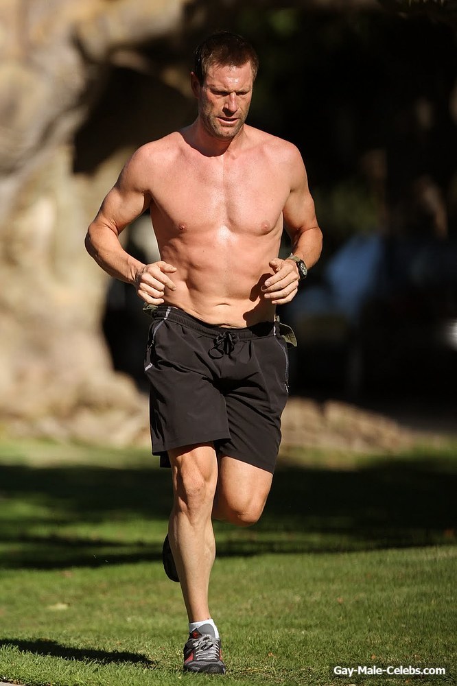 Actor Aaron Eckhart Paparazzi Shirtless And Bulge Photos