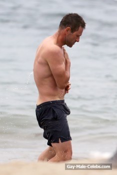 Actor Aaron Eckhart Paparazzi Shirtless And Bulge Photos