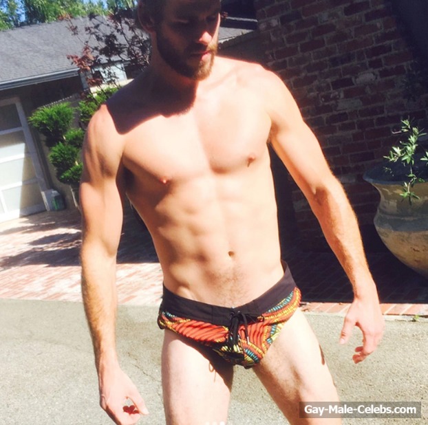 Liam Hemsworth Showing Off Bulge In The Short Shorts