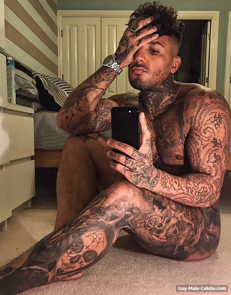 Paul Hutchie Nude And Sexy Selfie Photos