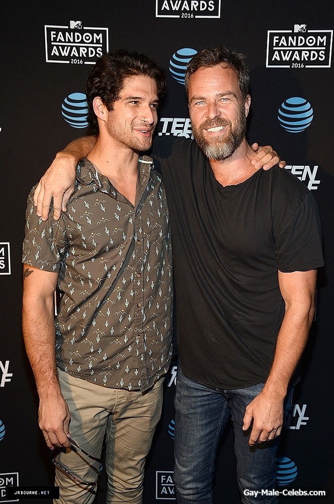 Tyler Posey and JR Bourne Sexy Kiss Moments