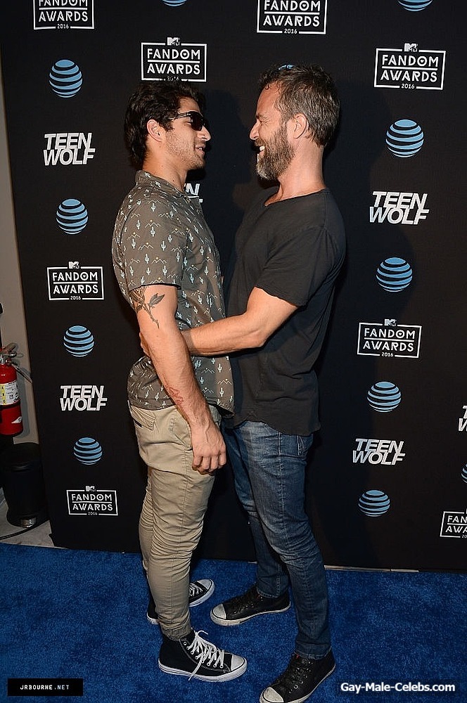 Tyler Posey and JR Bourne Sexy Kiss Moments