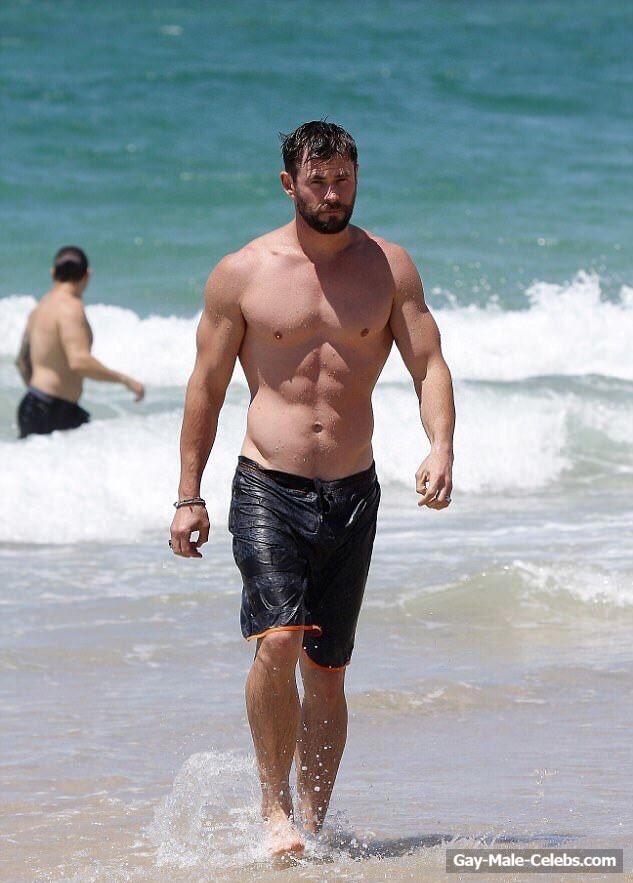Chris Hemsworth Paparazzi Shirtless Beach Shots