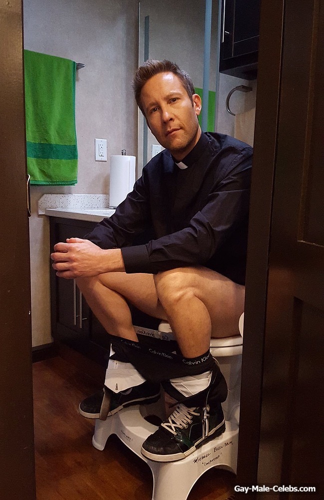 Michael Rosenbaum Shows Off His Great Ass