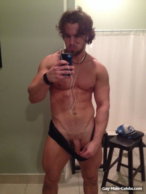 Brad Maddox New Leaked Frontal Nude Selfie Photos.