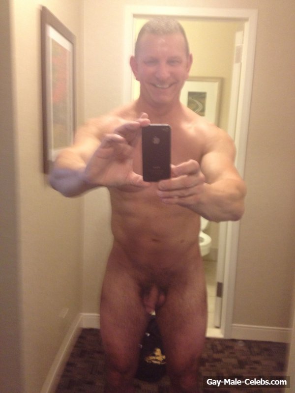 Chef Robert Irvine New Leaked Frontal Nude Selfie Photos
