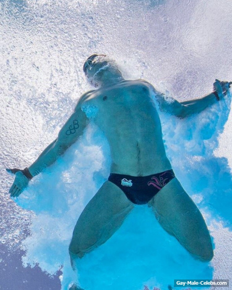 OMG! Tom Daley Flashing His Great Penis Under The Water