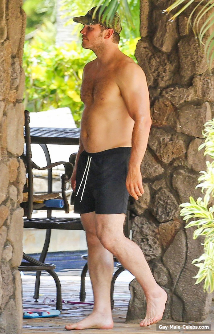 Celebrity Actor Chris Pratt Shirtless in Hawaii