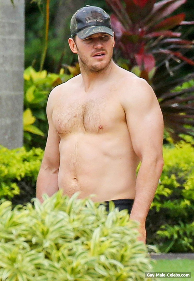 Celebrity Actor Chris Pratt Shirtless in Hawaii