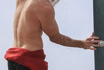 Chris Hemsworth nude