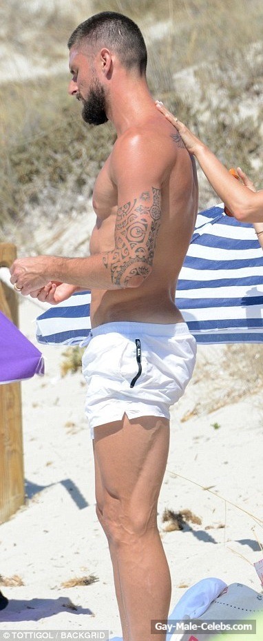 Olivier Giroud Exposing His Muscle Body On A Beach
