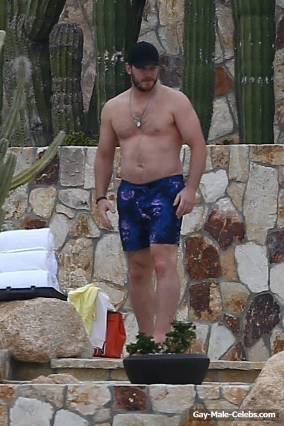 Chris Pratt Paparazzi Shirtless Photos During Vacation