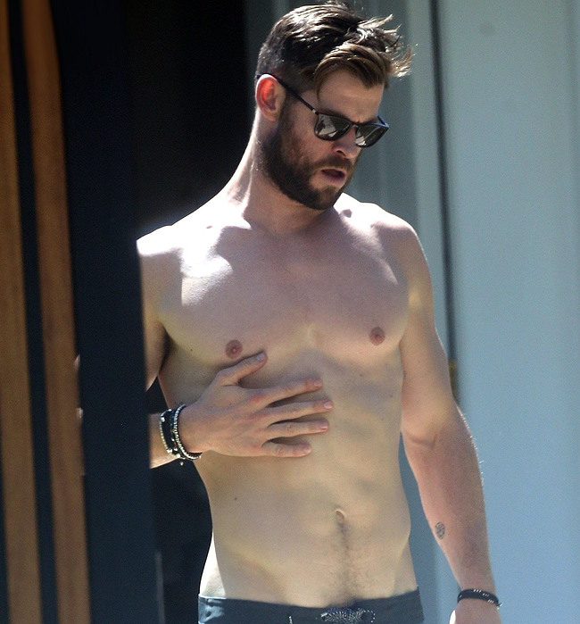 Chris Hemsworth nude