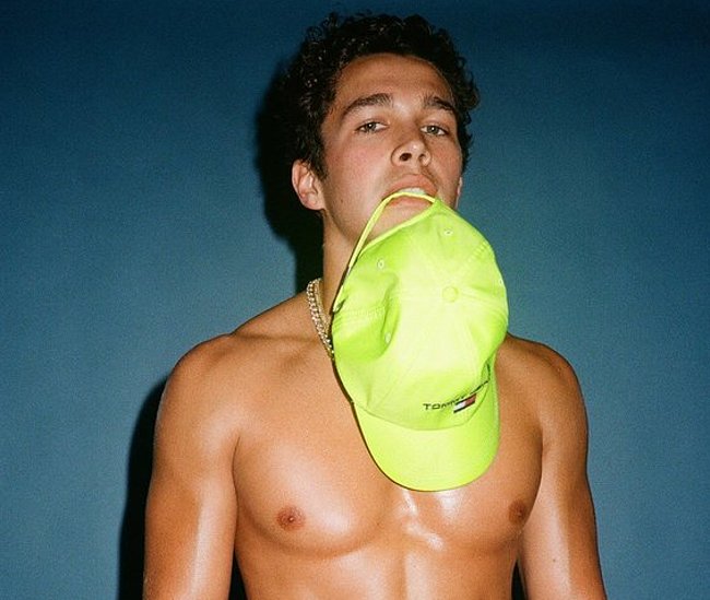 Austin Mahone Posing Shirtless And Sexy - Gay-Male-Celebs.com.
