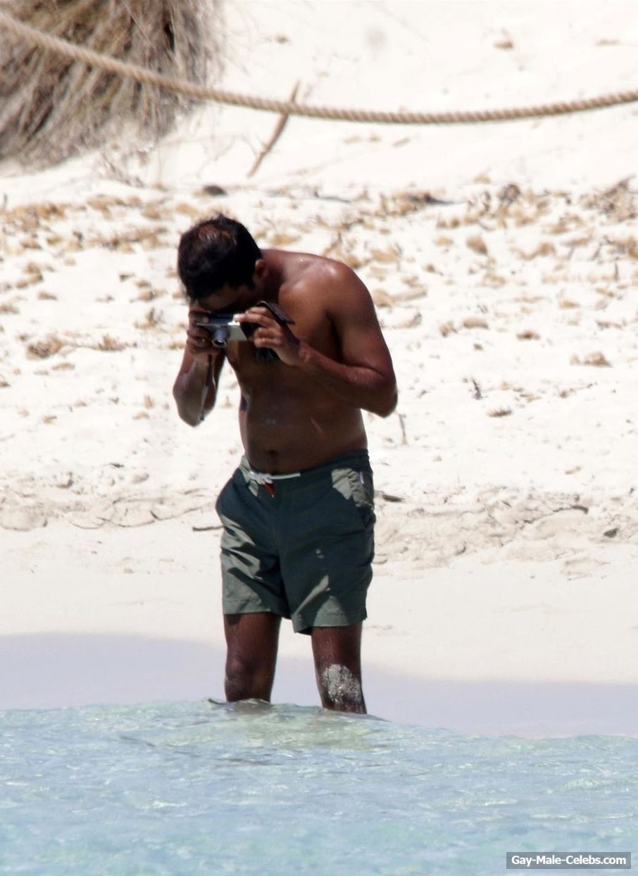 Aziz Ansari Paparazzi Shirtless Beach Photos