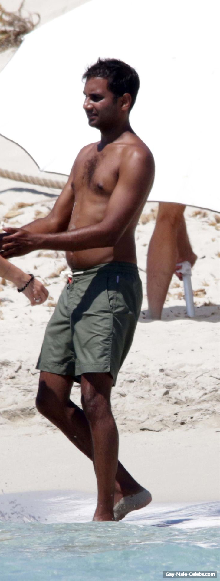 Aziz Ansari Paparazzi Shirtless Beach Photos
