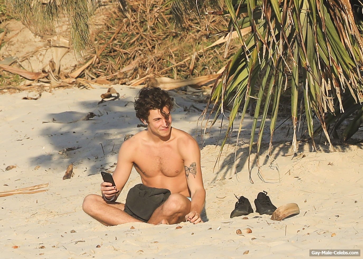 Shawn Mendes New Shirtless &amp; Hot Body Beach Photos