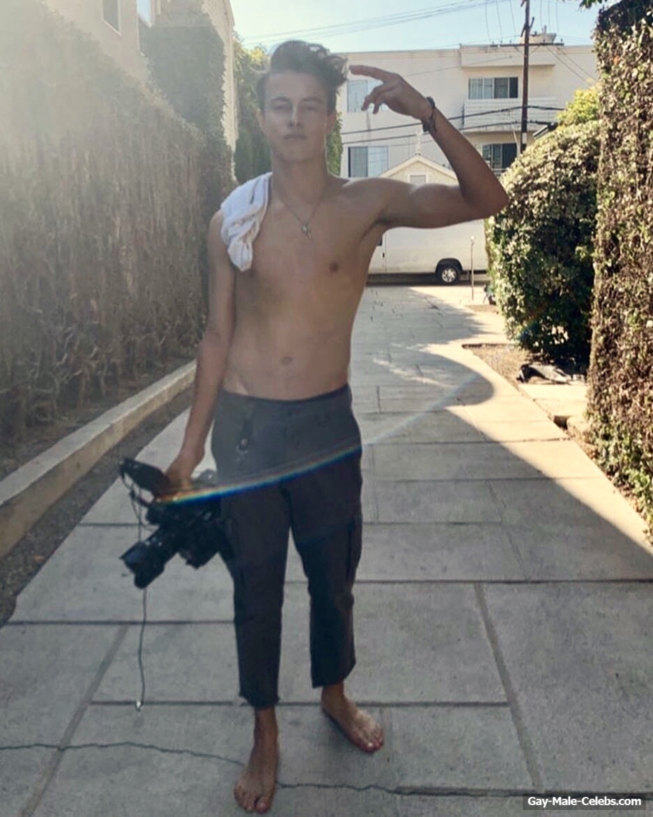 Connor Brashier Shirtless And Sexy Photos