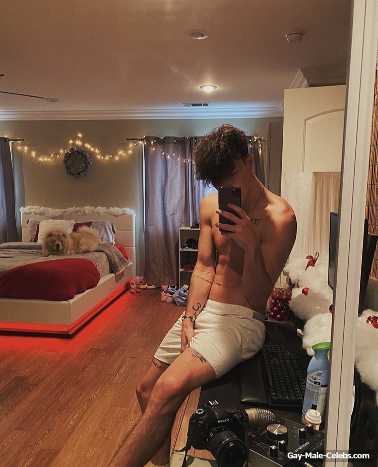 Tayler Holder Shirtless And Sexy Selfie Photos