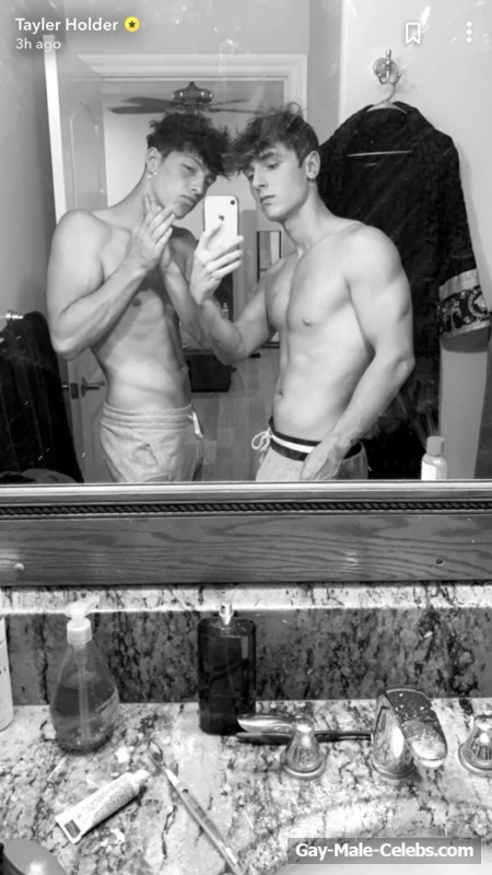 Tayler Holder Shirtless And Sexy Selfie Photos.