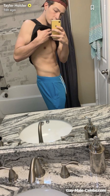 Tayler Holder Shirtless And Sexy Selfie Photos