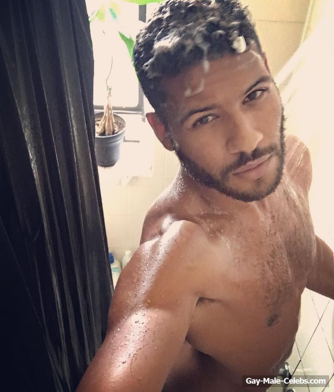 Jeffrey Bowyer-Chapman Nude And Sexy