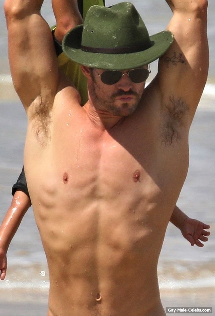 Chris Hemsworth Sexy New Beach Photos