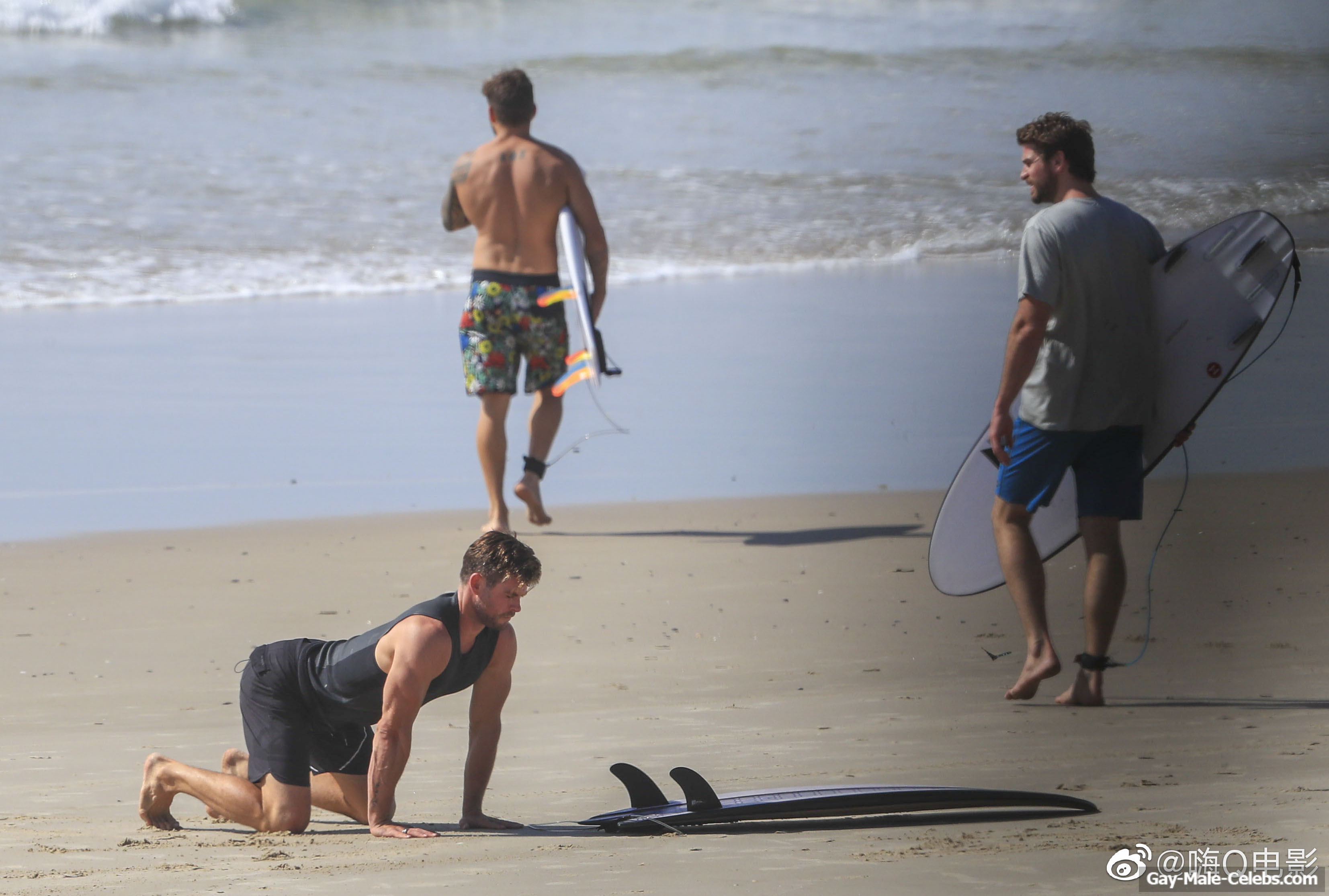 Chris Hemsworth Sexy New Beach Photos
