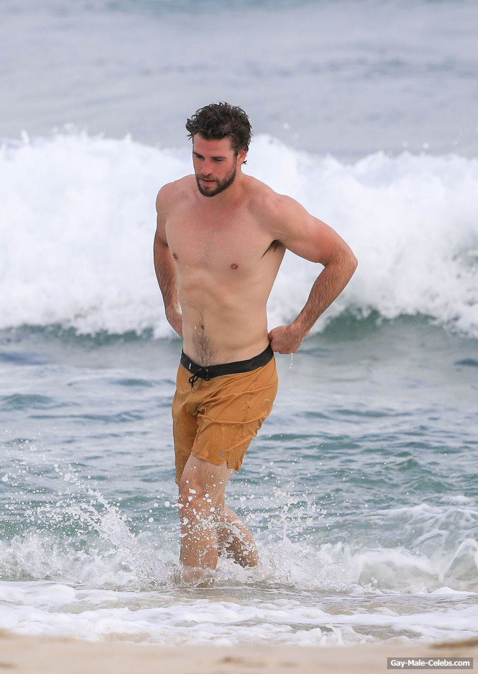 Liam Hemsworth Shirtless And Sexy In Byron Bay