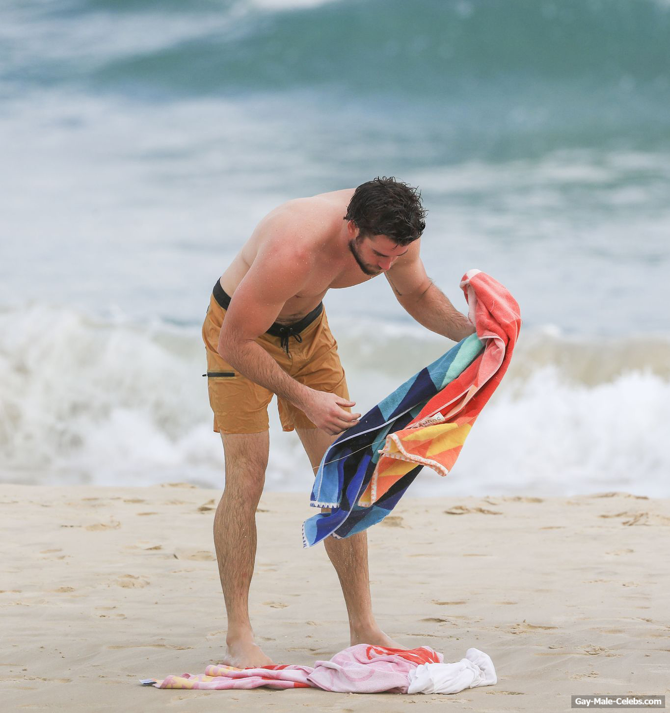 Liam Hemsworth Shirtless And Sexy In Byron Bay